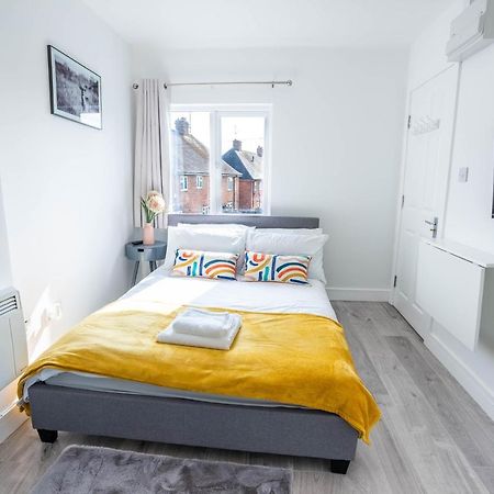 No 01 Small Studio Flat In Aylesbury Town Station Exterior foto